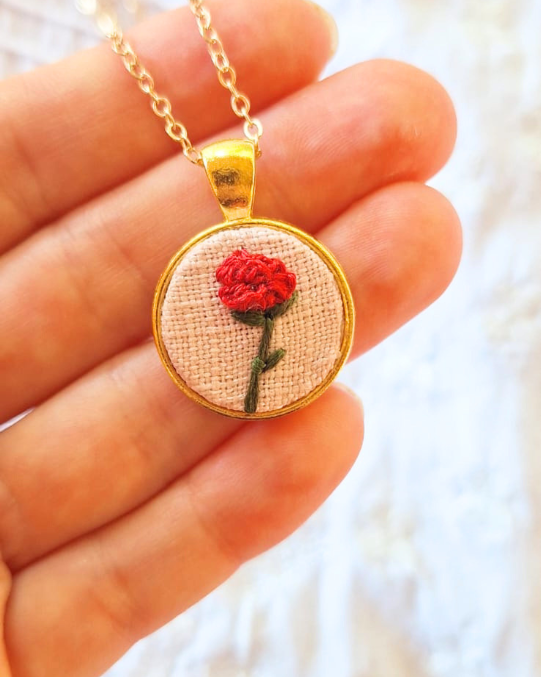 Pingente Dourado Rosinha Vermelha