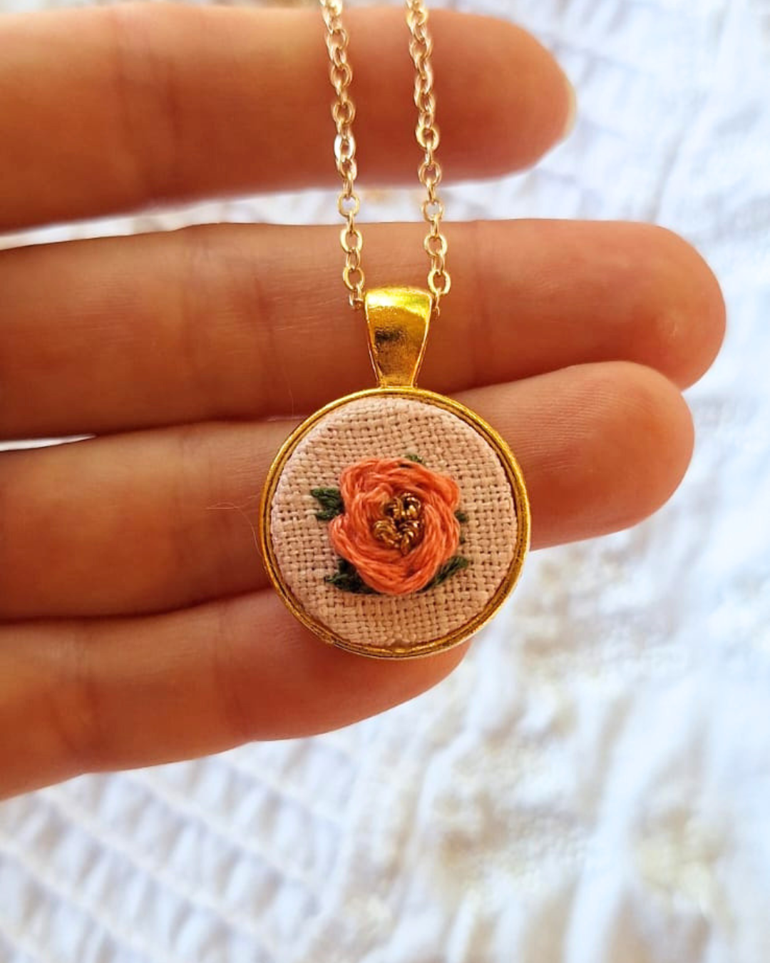 Pingente dourado Rosinha Menor